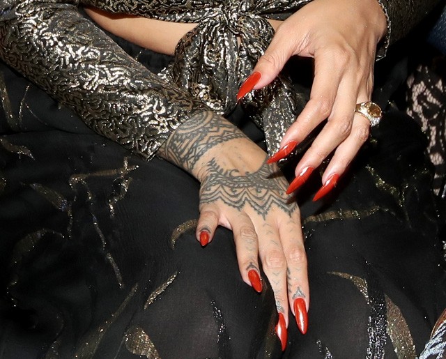 Rihanna elképesztő körmei