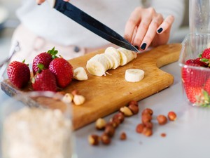 Ha ezt látod a vágódeszkán, azonnal dobd ki: az egészségedet kockázatot vele, ha nem teszel így