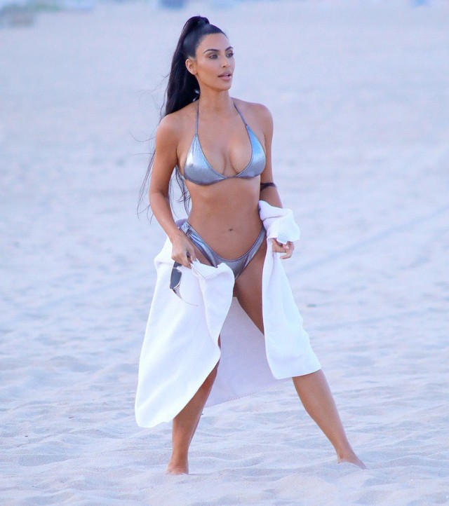 Kim Kardashian ezüst bikiniben