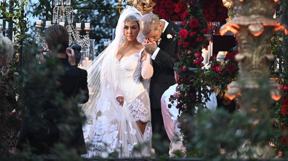  Kourtney Kardashian mini esküvői ruhája  Dolce & Gabbana kreációja