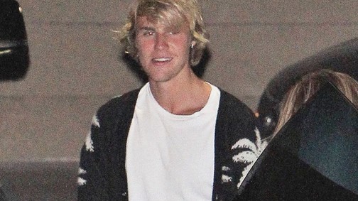 Justin Bieber zokniban bulizik és úgy táncol, mint egy óvodás!