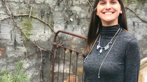 Szabó Nóra ma saját készítésű nyakláncot és kedvenc szoknyáját viseli!