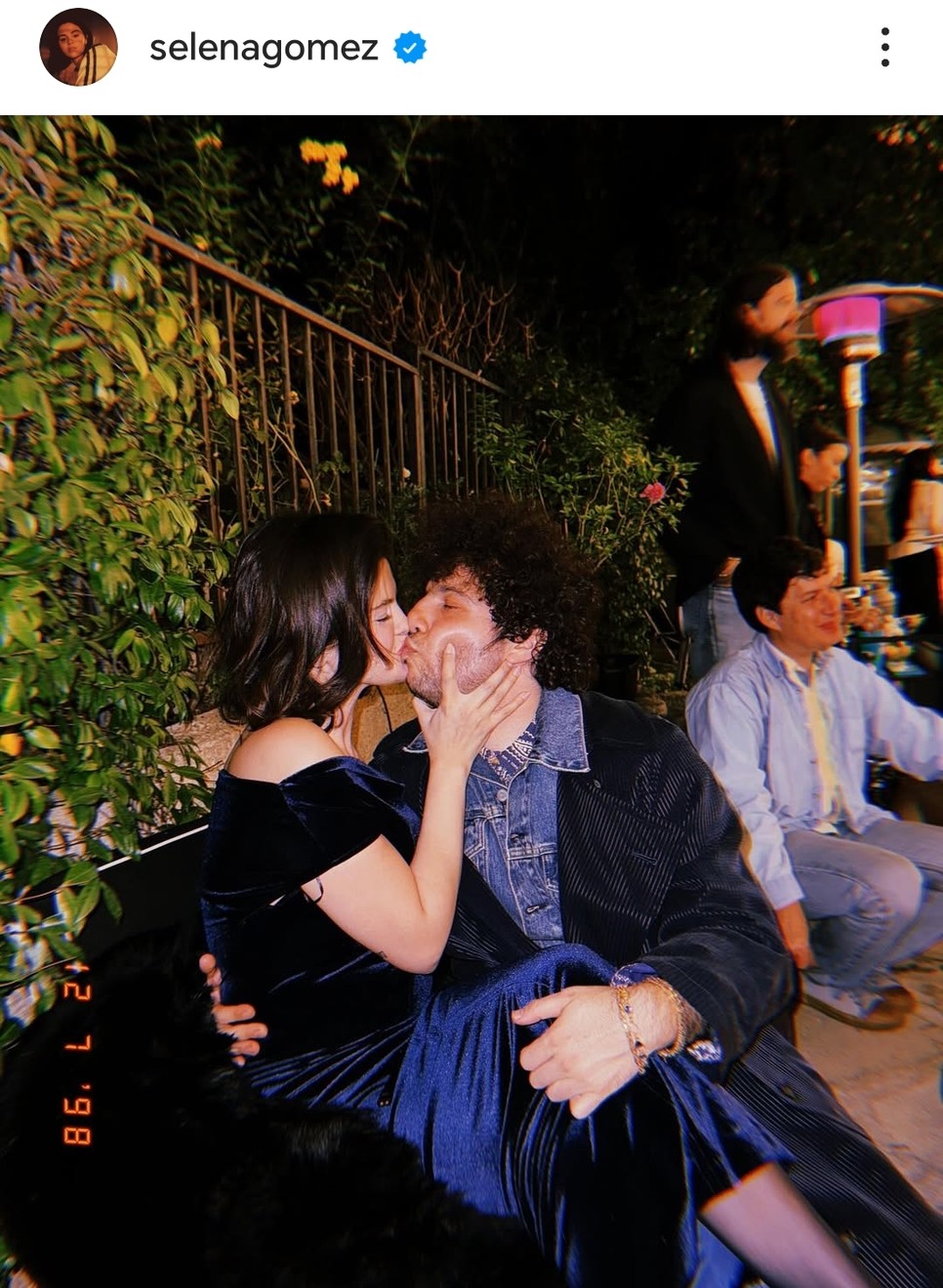 Selena Gomez és Benny Blanco forró csókban forrt össze