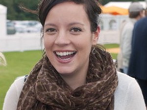 Lily Allen feljelent, és nem csukja be a boltot!