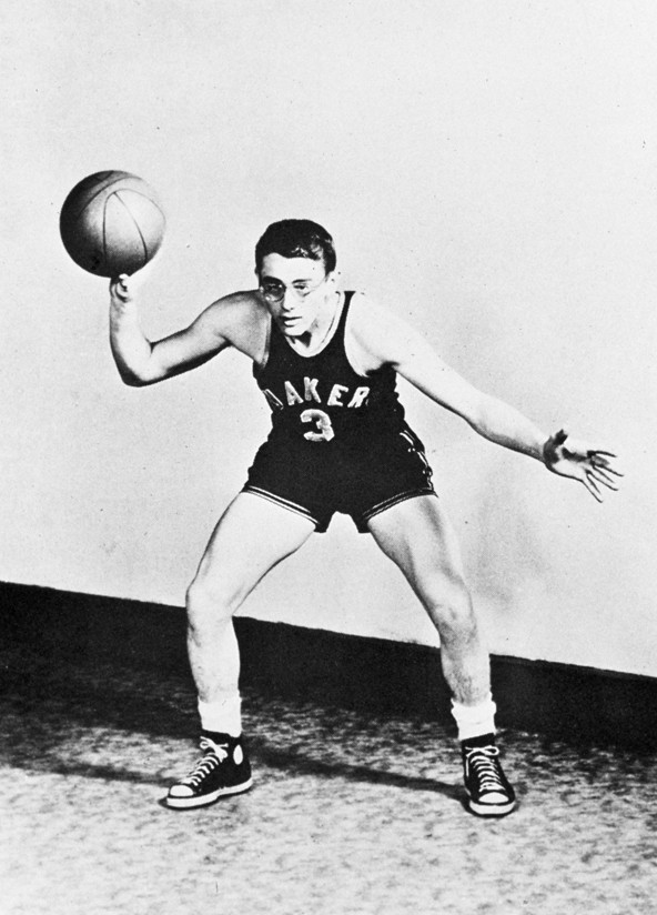 James Dean, az 1950-es évek fiatalon meghalt, óriási hatású tehetséges színésze és lázadó kultfigurája is a klasszikus All Star Converse-ben kosarazott.