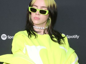 Lehet, hogy Billie Eilish szettjétől kiég a szemed, de vagányságához kétség sem fér