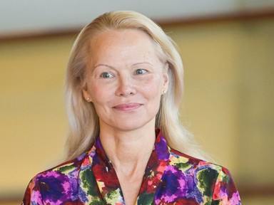 Pamela Anderson mindenkit túlragyogott a vörös szőnyegen: az 57 éves színésznő smink nélkül is káprázatosan festett