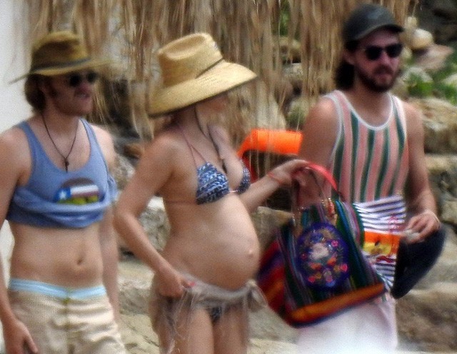 Kate Hudons bikiniben várandósan