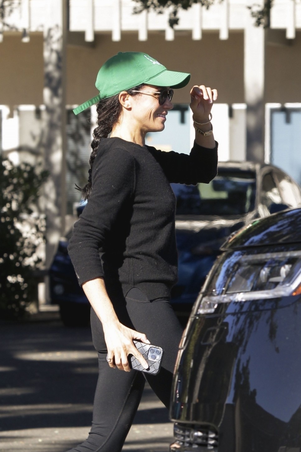 Meghan Markle a Károly királytól kapott karkötőjét viseli