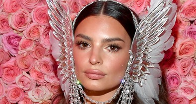 Emily Ratajkowski megint pucérkodott egyet a Met gálán
