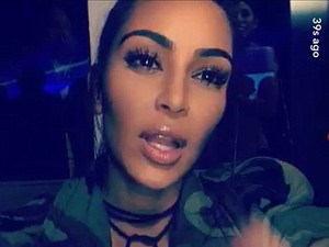 Ajjaj! Kim Kardashian horrorisztikus szettben villantott