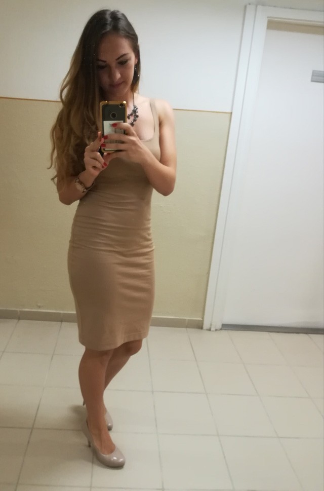 Daniella ma egy szexi bézs ruhában bulizik!