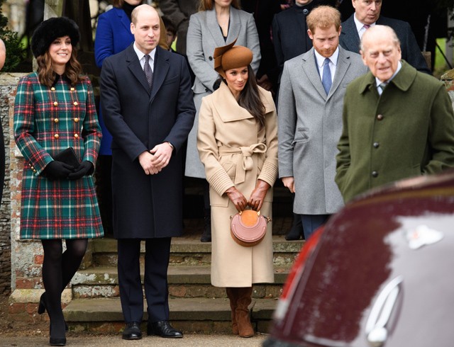 Fülöp herceg és az unokái a párjaikkal a karácsonyi misén