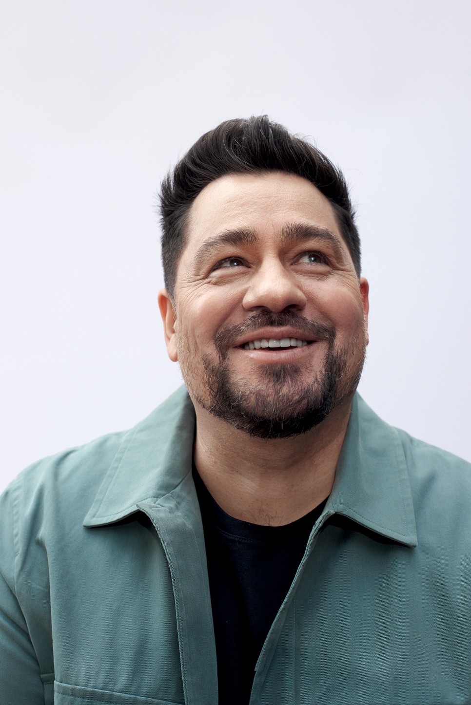 Molnár Ferenc Caramel |  Stylist: @pinterjudi | Smink és haj: Szanyi Zsuzsa | Kabát és póló COS | Cipő NIKE – Footshop