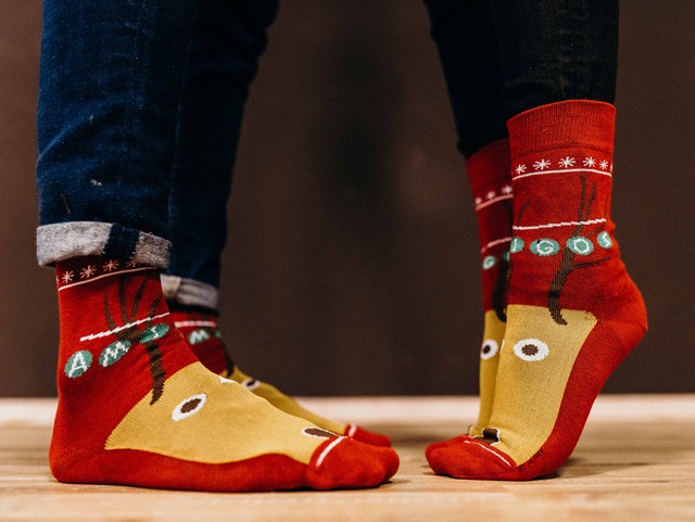 Nem is olyan csúnyapulcsi, és szupercuki zokni - segíts az egyik legjobb fej jótékony csapatnak, és ajándékba kapod