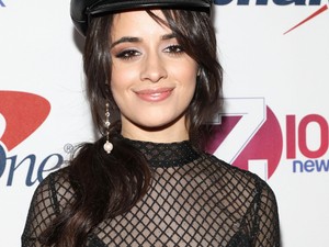 Camila Cabello huncut rendőrnőnek és égősornak öltözött a karácsonyi buliban!