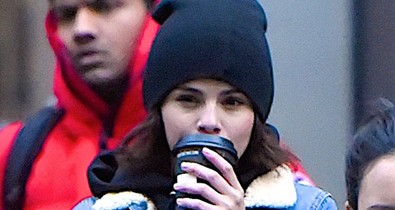 Selena Gomez felvette ezt a farmerkabátot, és kitört az őrület