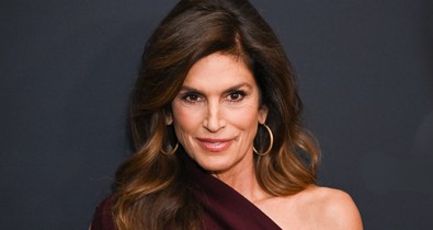 Cindy Crawford és lánya ikrekként pózolnak, alig lehet megkülönböztetni őket, annyira hasonlítanak egymásra