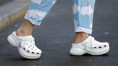 Te is imádod a Crocs papucsokat? Válaszd ki kedvenc színed, és díszítsd fel a különleges kiegészítőkkel!