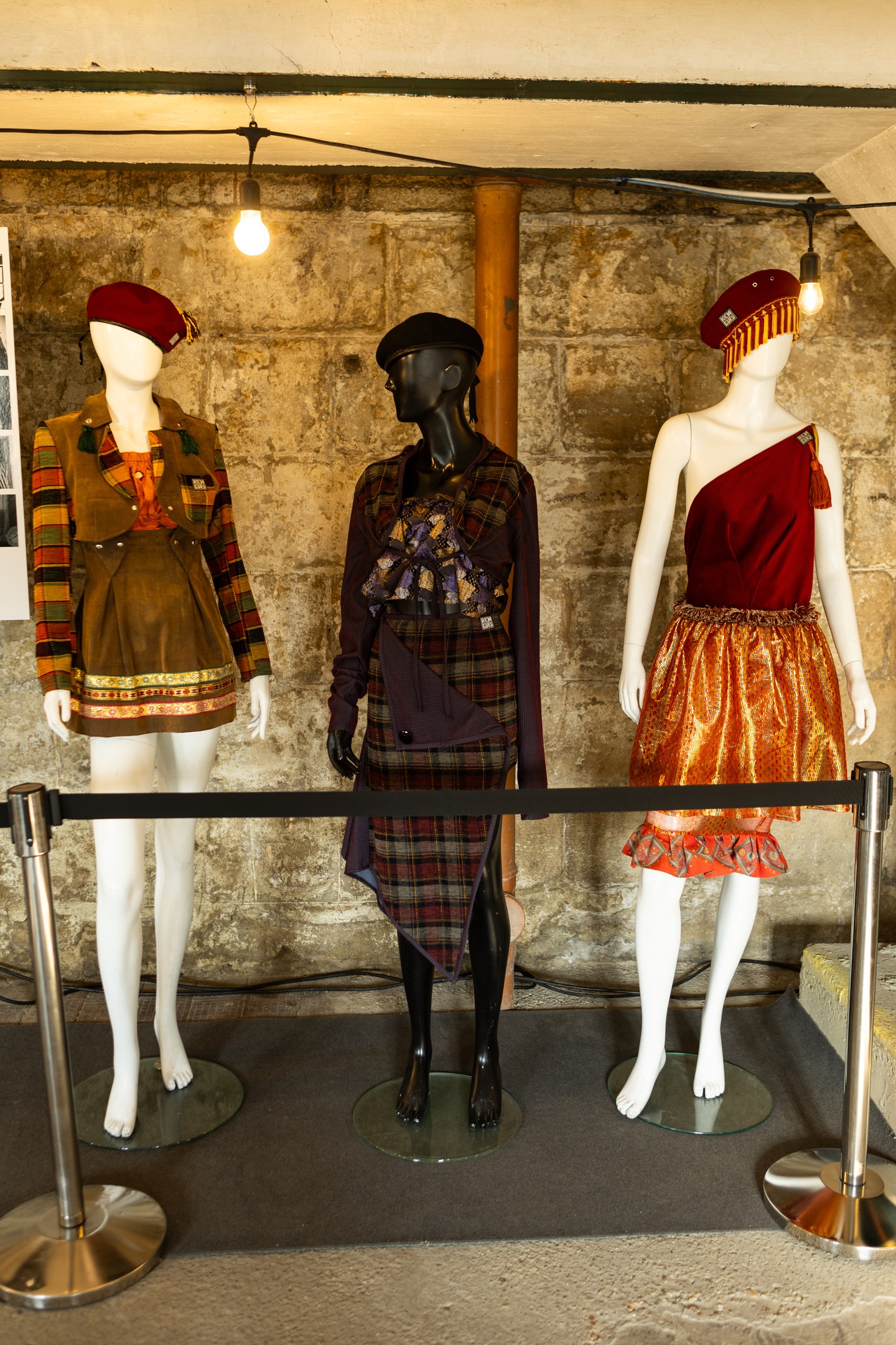 Kenguru 30. jubileumi kiállítás a Viadukt Bárban, Budepesten