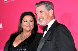 *Pierce Brosnan és Keely Shaye Smith* Pierce Brosnan már 20 éve él boldog házasságban televíziós műsorvezető feleségével, Keely Shaye Smithszel, akit maximálisan önellátó nőnek tart. Brosnan úgy gondolja, hogy ha nem fordítana kellő figyelmet a feleségére, akkor azt a nő nem tolerálná, és mivel egyedül is jól boldogulna az életben, biztosan elhagyná. Emellett mindketten úgy vélik, hogy a sikeres házasság kulcsa az egymás iránti tisztelet anélkül, hogy bármiben is meg akarnák változtatni a másikat.