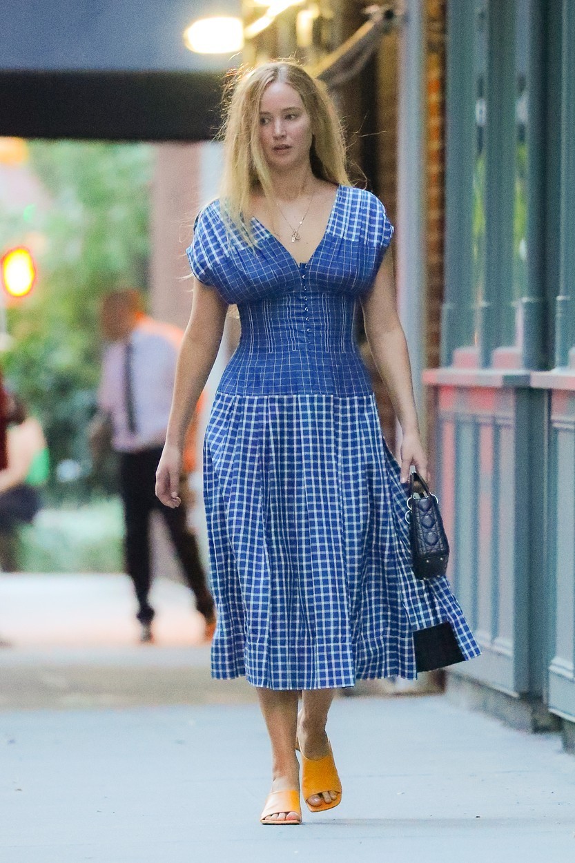 Jennifer Lawrence bemutatja a legmenőbb utcai szetteket, amikben az egész nyarat kihúzhatod