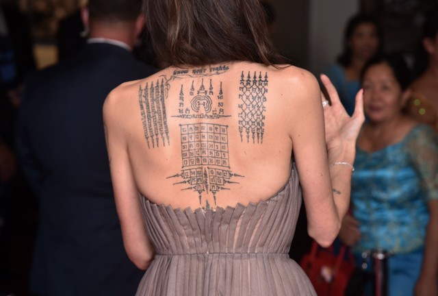 Angeline Jolie csontos kezet és óriási tetoválást villantott!
