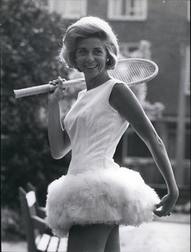 Lea Pericoli sokkal inkább került a figyelem középpontjába a megjelenése, sem mint az eredményei miatt,  az olasz szupersztár már az 50-es évek végén egyedi tervezésű, dizájner ruhákban játszott