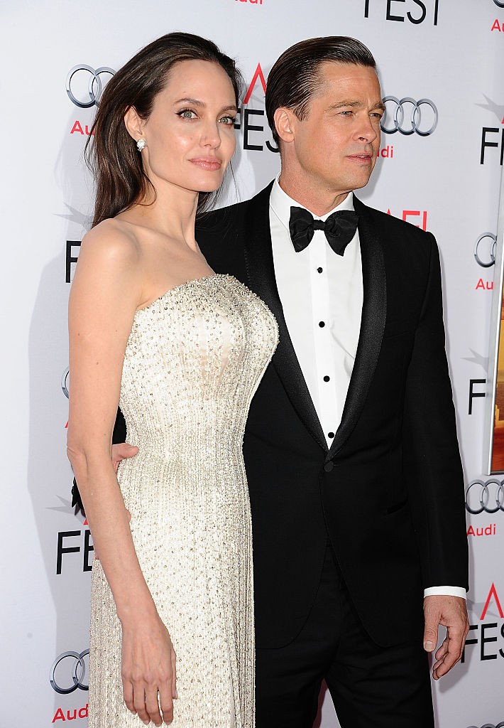 Angelina Jolie – Brad Pitt – Jennifer Aniston - Brad Pitt és Jennifer Aniston 2000-ben házasodtak össze, és 2005-ben váltak el. A válás idején Pitt és Jolie épp a Mr. és Mrs. Smith forgatásán dolgoztak együtt, a pletykák szerint ekkor kezdődött a kapcsolatuk. Aniston számára a válás nehéz időszak volt, és fájdalmát fokozta, hogy a nyilvánosság előtt kellett feldolgoznia a történteket.