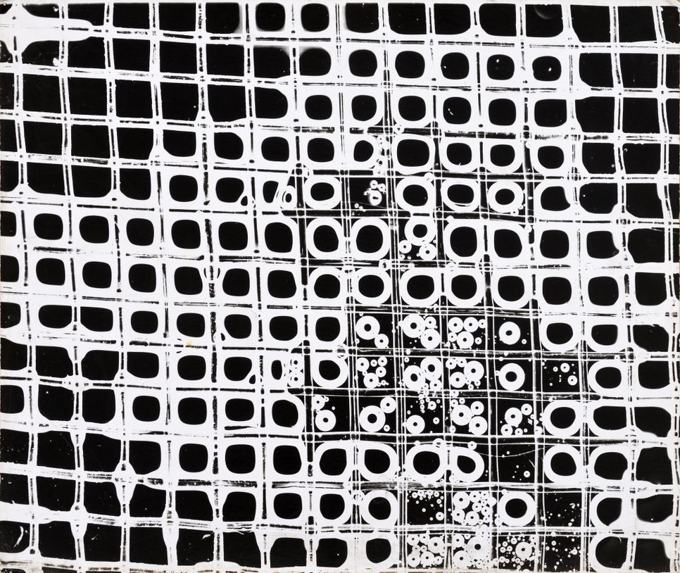A fotón a fény alakít formát és teret – Nádor Katalin képei a valóság rejtett geometriáját tárják fel, egyszerre lírai és konceptuális megközelítésben.