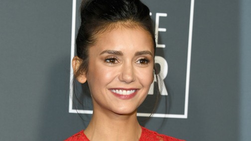 Mintha a Vámpírnaplókból lépett volna ki Nina Dobrev ebben a piros ruhában