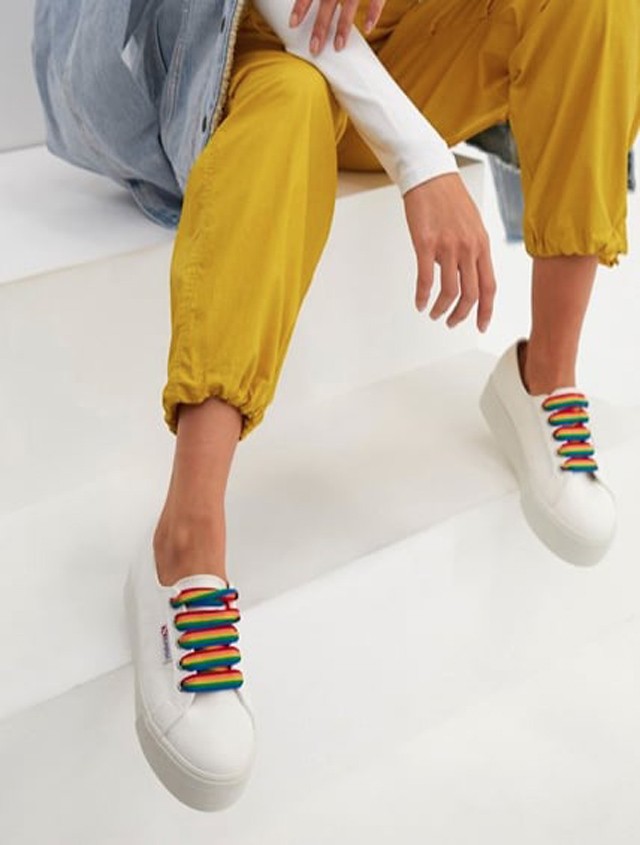 Mindenki ezekre a szivárványos cipőkre vadászik a nyáron