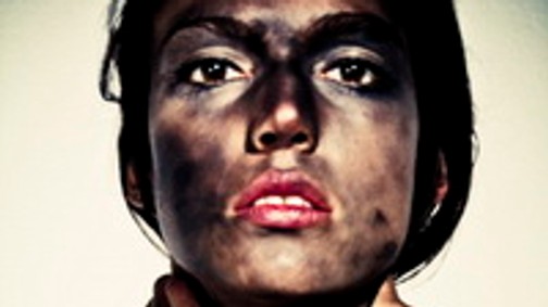 Nedves és piszkos - Bogár Niki a spanyol V magazinban