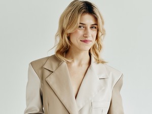 Nagy Katica élete legszebb ruhájában érkezett a GLAMOUR Women of the Year gálára - a Semmelweis színésznője csak úgy tündökölt