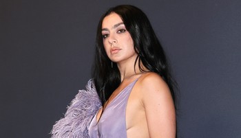 A MySpace-n és raktárbulikon kezdte Charli XCX, az idei Sziget egyik legnagyobb dobása