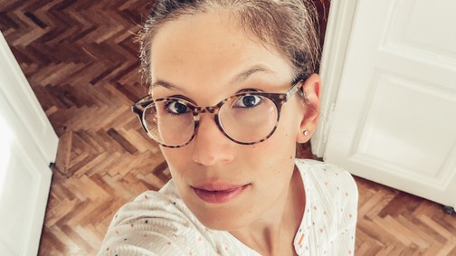 Kati kedvenc second hand blúzával dobja fel a mai megjelenését