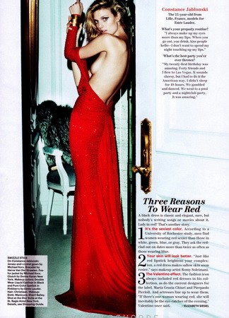 Constance Jablonski egy gyönyörű vörös ruhába bújik, vagy éppen bújik ki belőle