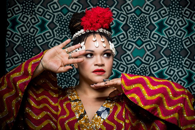 Fejdísz és színes ruhák