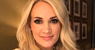 Brutális balesete óta először mutatta meg arcát Carrie Underwood!