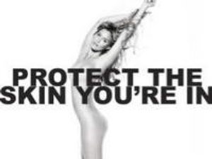 Leo DiCaprio barátnője mindenhol vetkőzik