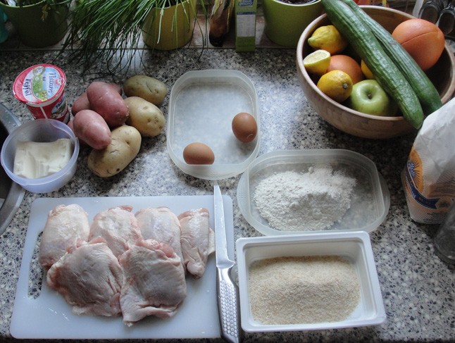 A rántott csirke és a krumplipüré hozzávalói.