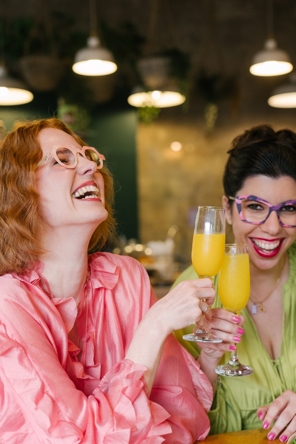 A márka szemüvegei milliméterpontos illeszkedéssel készülnek a viselő arc-, orr- és fülparaméterek alapján, egyedi és fenntartható gyártási folyamattal.