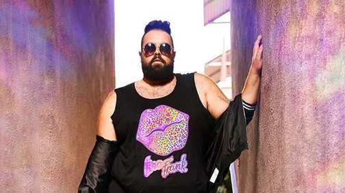 Férfi modellel reklámoz egy női ruhákat forgalmazó üzlet, az emberek kiakadtak!