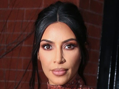 Igencsak passzos ruhában kígyózik Kim Kardashian