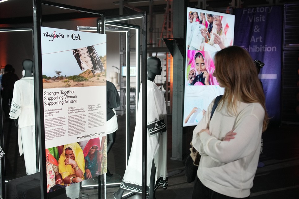 A Rangsutra X C&A kollekció darabjait a divatcég mönchengladbachi gyárában mutatták be, mely kísártleti gyár teljesen karbonsemleges, a körkörös gazdasági elveken alapul