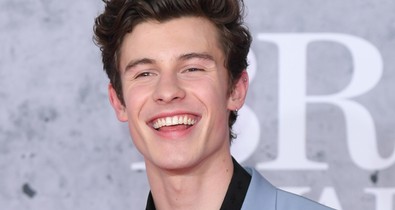 Jesszus! Egy rajongó megvágta Shawn Mendes arcát a koncertjén