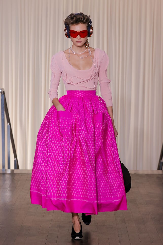 Andreas Kronthaler for Vivienne Westwood 2025 tavasz-nyári bemutatója a Paris Fashion Week kifutóján