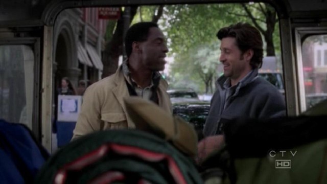 A Grace klinika sármos orvosait alakító Patrick Dempsey és Isaiah Washington állítólag nagyon heves vitába keveredett, ami odáig fajult, hogy Washington még homoszexuális-ellenes megjegyzéseket is tett T. R. Knight-ra, aki George O`Malley-t játszotta. Ezzel pedig sajnos azt érte el, hogy Shonda Rhimes kiírta a sorozatból.