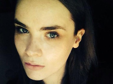 A modell lassan felépül