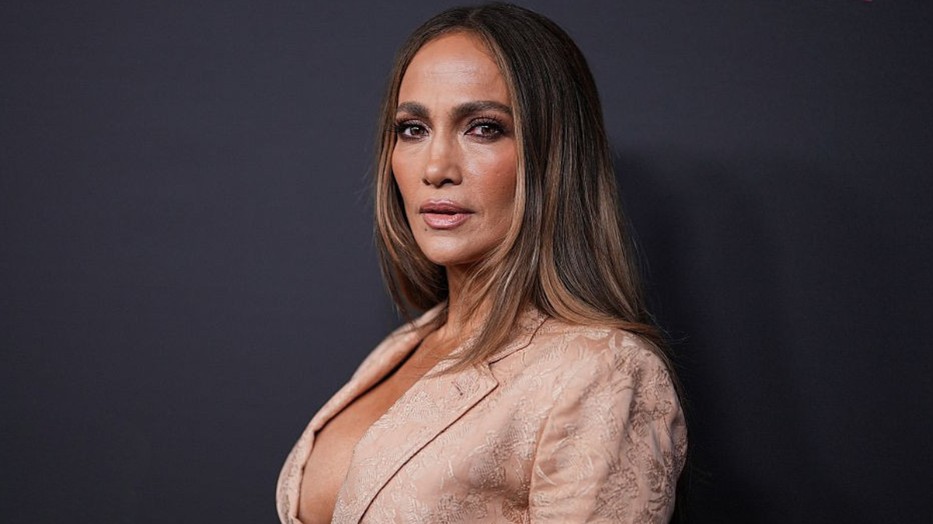 Jennifer Lopez óriási dekoltázst villantott 